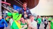 Un journaliste porté en direct à la TV par les supporters Irlandais - Euro 2016