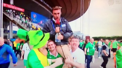 Un journaliste porté en direct à la TV par les supporters Irlandais - Euro 2016