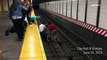 Sauvetage d'un homme tombé sur les rails du métro de New York par des passants !