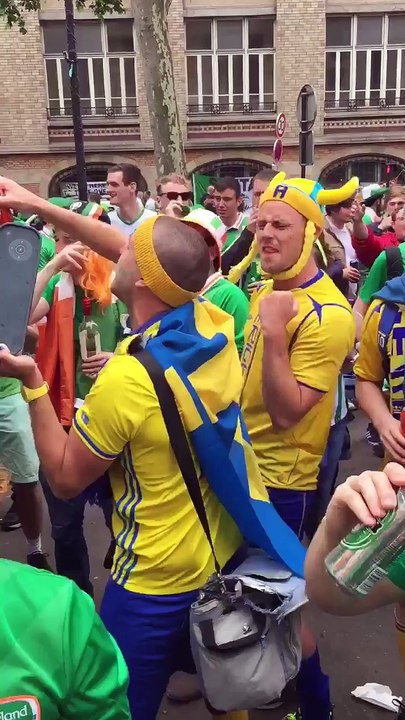 Fans Irlandais et Suédois chantent "Dancing Queen" d'ABBA ensemble saouls à Paris - Euro 2016