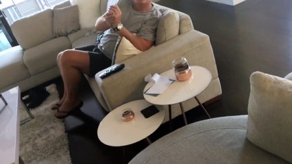 Enerver son père en lui lançant des oeufs toute la journée LOL