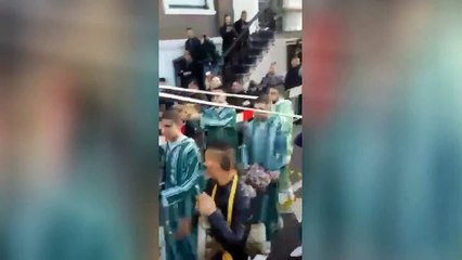 سفيان البحري- مور ماجابو ليه الدقايقية الملك خرج من الفندق ناشط وفرحان بشعبو_HD