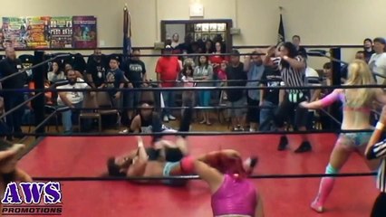 Le catcheur Joey Ryan nous montre sa technique d'attaque : Boobplex!