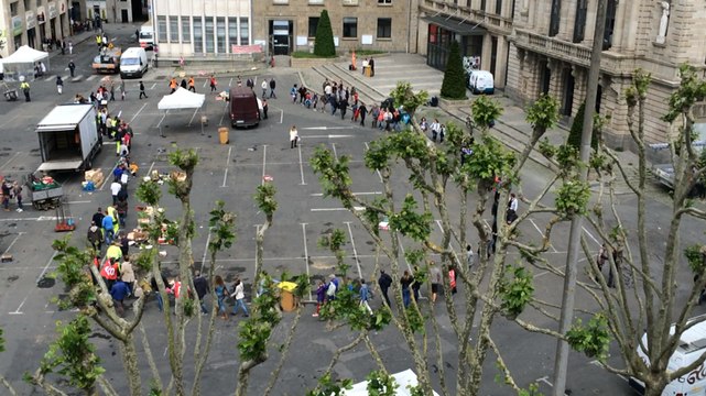 Les agents de l'agglo en grève font une chaîne humaine