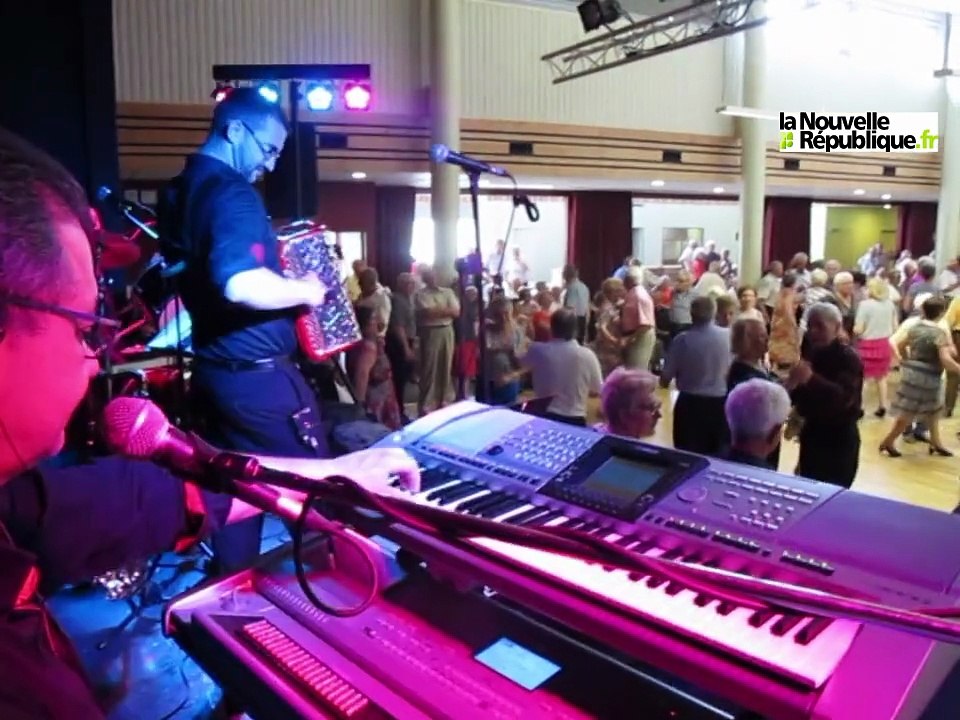 VIDEO.   LE RETOUR DU BAL MUSETTE A LA BALLU PRES DE THOUARS