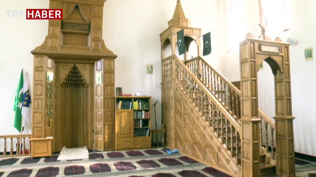 Bosna'nın ada camisi manzarasıyla büyülüyor