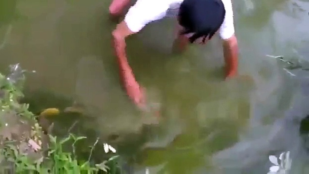 Une anguille l'electrocute pendant une peche