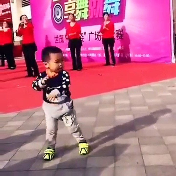 Cet enfant danse deja comme un pro