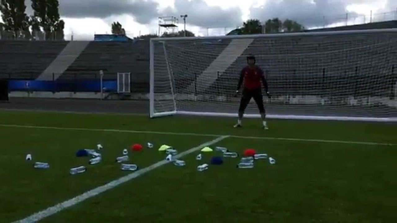 Arsenal's Petr Čech recycles trash to improve his reflexes at UEFA EURO 2016