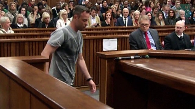 Oscar Pistorius marche sur ses moignons en plein tribubal
