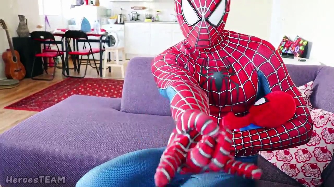 سبايدر مان ضد سبايدر بيبي ضد سبايدر مان الازرق اللون مضحك جدا