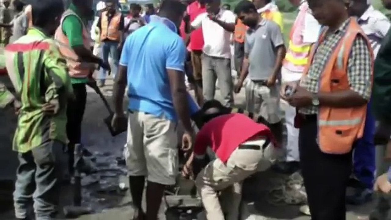 Ce bébé éléphant est resté prisonnier d'un trou, mais des Bons Samaritains viendront à sa rescousse.