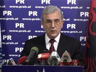 PR SULMON TOPIN PO PERDOR ÇESHTJEN E PRONAVE PER PERFITIME POLITIKE LAJM