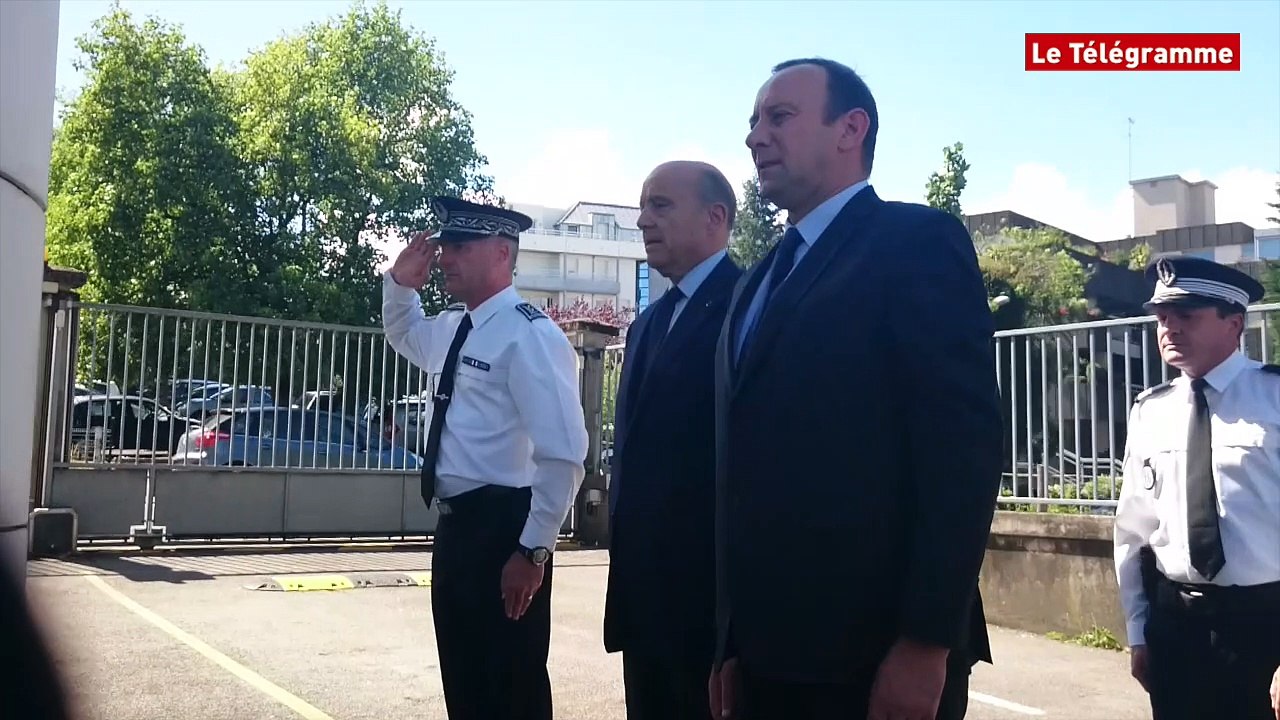 Vannes. Alain Juppé rend hommage aux policiers