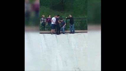 Forman cadena humana para salvar a un perro