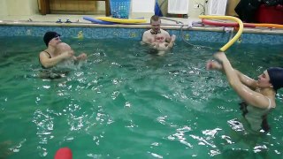 Семейное плавание в бассейне 