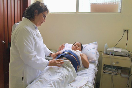 Analizan cambios en servicios de seguros médicos para mujeres embarazadas