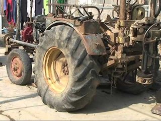 ÇUDIRA SHQIPTARE KTHEN TRAKTORIN KOMUNIST NE SONDE PER NXJERRJE UJI LAJM