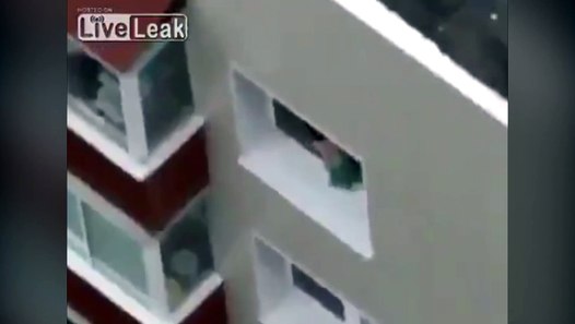 Mengerikan Balita terekam berjalan jalan di luar  jendela  
