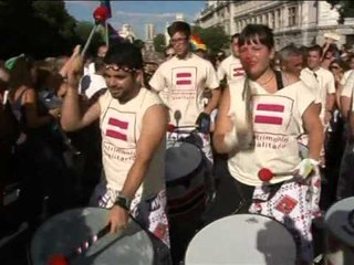 PARADE E HOMOSEKSUALEVE KUNDER QEVERISE SPANJOLLE QE DO TE ANULLOJE LIGJIN LAJM