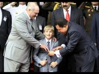 DJALI I LUKASHENKOS 8 VJECARI SHFAQET ME NJE PISTOLETE NE BREZ LAJM