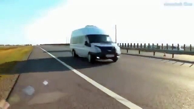 газель заехал на отбойник. Как он это сделал!!!