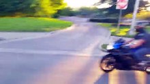 Motociclista tenta dar nas vistas e vejam só o que lhe aconteceu!