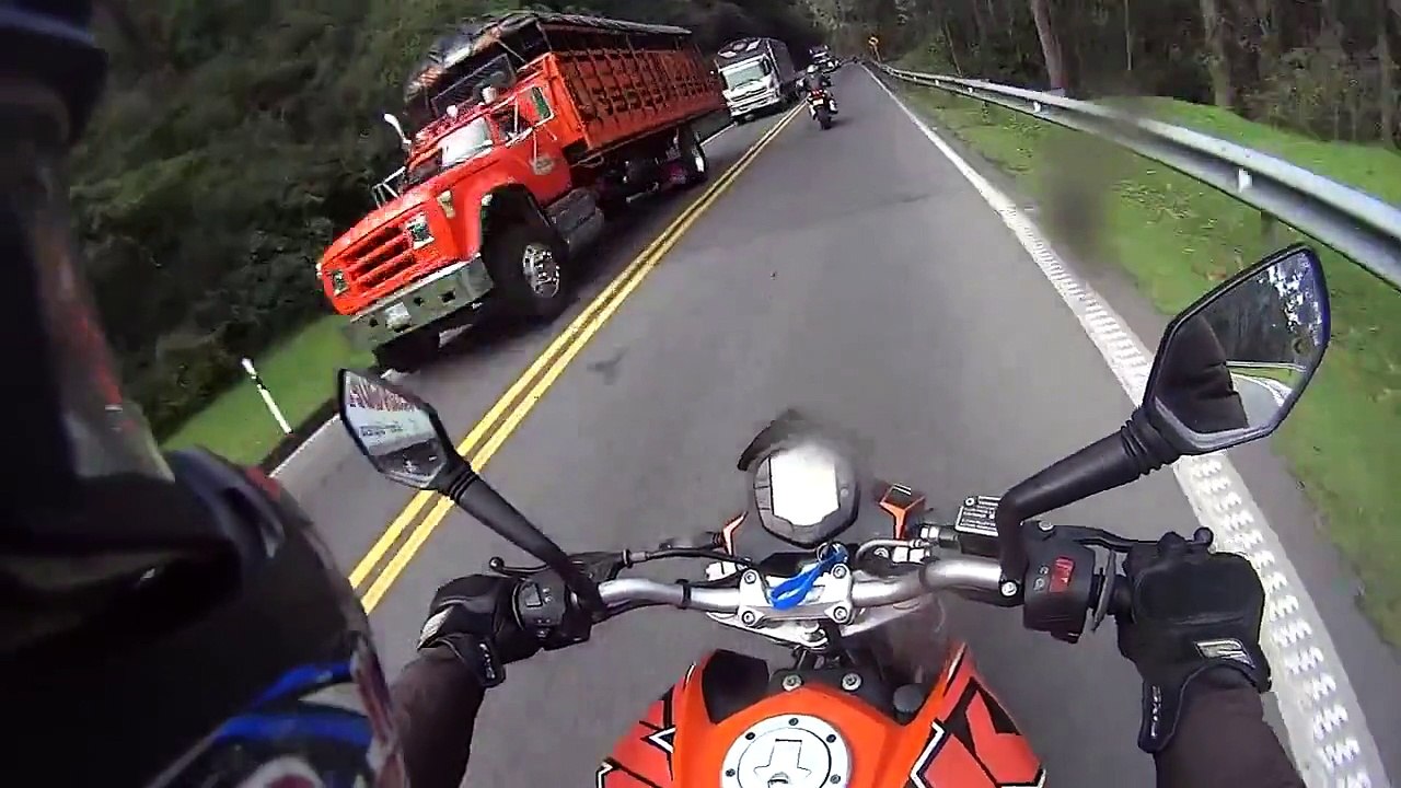 Deux motards se font ridiculiser en descendant une route de montagne