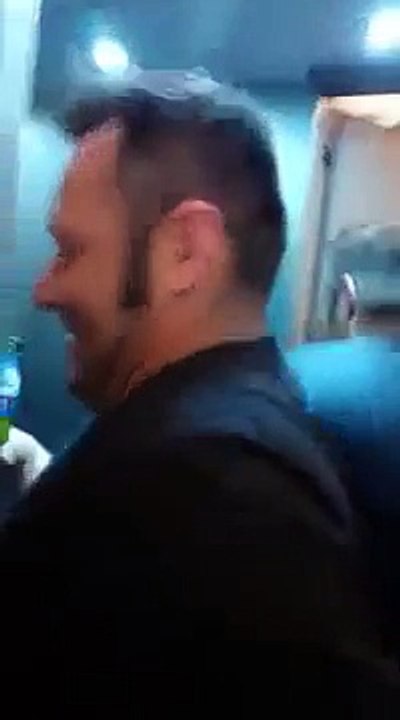 Quand deux supporters allemands entrent dans un tout petit ascenseur parisien