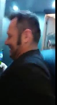 Deux supporters allemands dans un petit ascenseur à Paris