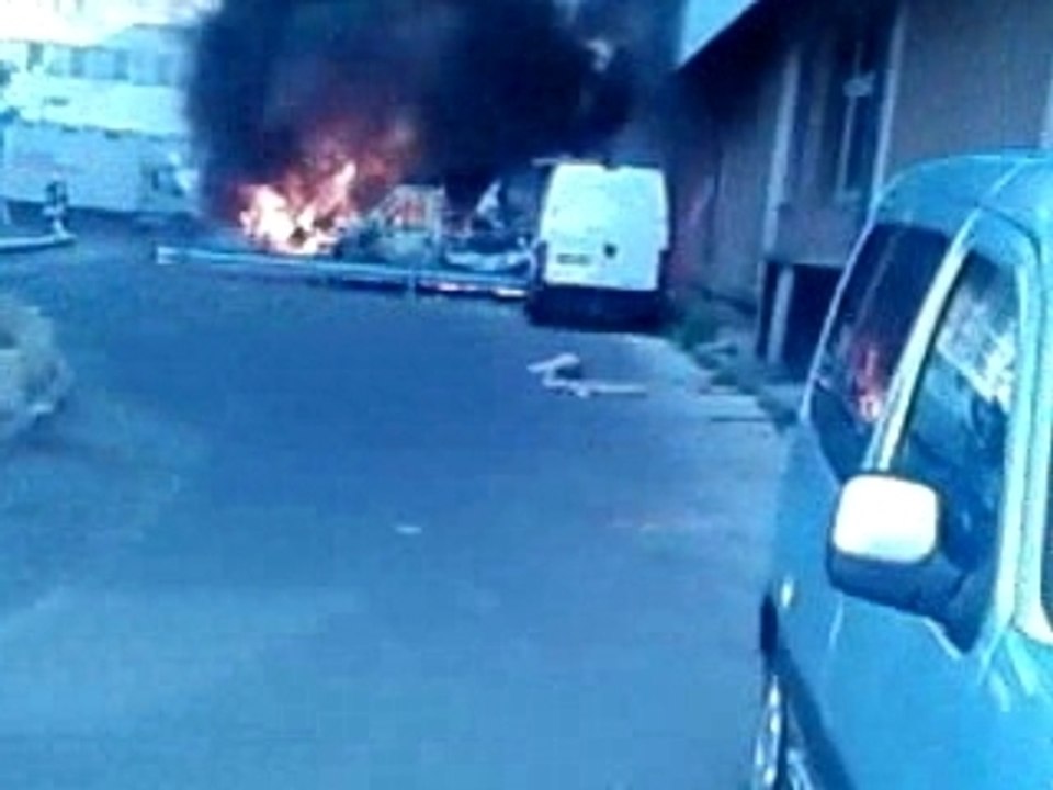 Camion de la poste qui brule au sanite