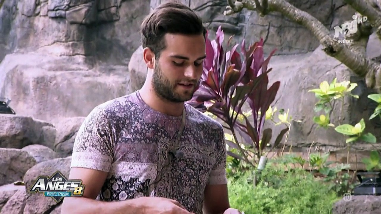 Niko tout nu dans le jardin !