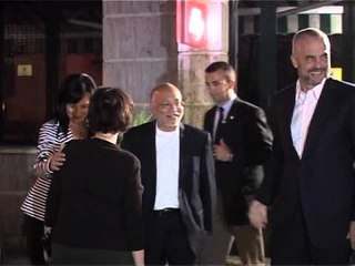 RAMA ME ARVIZUN DARKE NE NJE RESTORANT TE SHOQERUAR NGA BASHKESHORTET LAJM