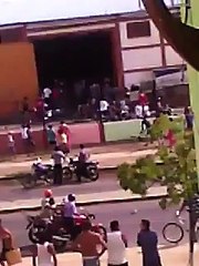 Así grabaron a dos personas "saqueando" un microondas