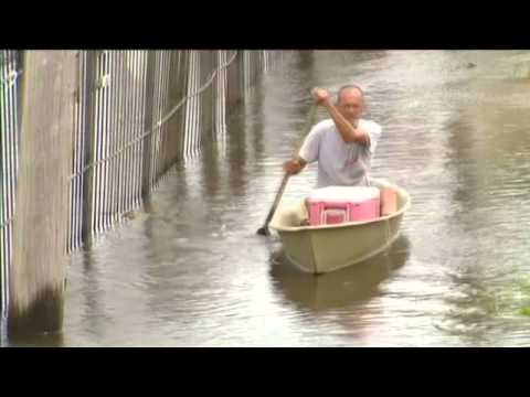 ROMNEY NE LOUISIANA KANDIDATI VIZITON ZONAT E PREKURA NGA URAGANI ISAAC LAJM