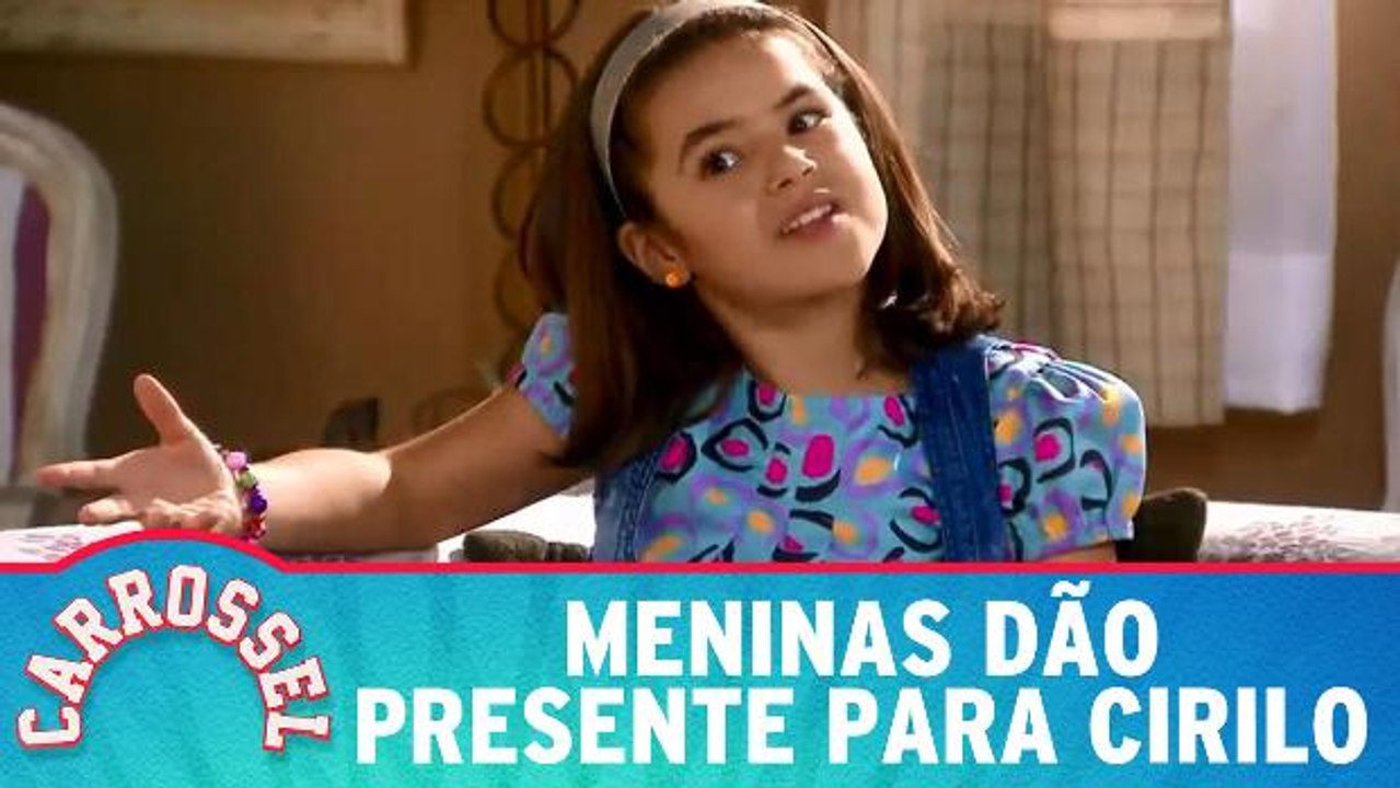 Meninas dão presente para Cirilo