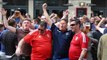 Hinchas ingleses se reúnen en Lille antes del partido contra Gales, uno de los partidos más polémicos