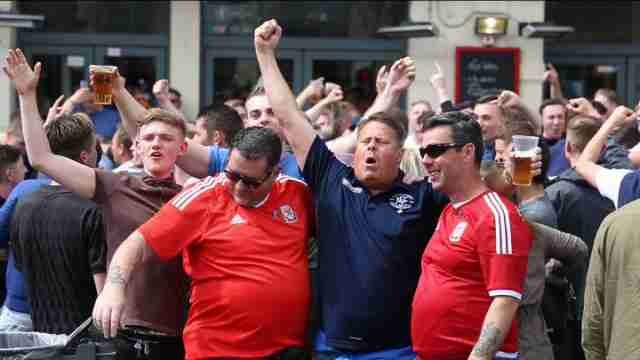 Hinchas ingleses se reúnen en Lille antes del partido contra Gales, uno de los partidos más polémicos