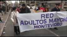 Ancianos se tomaron principal calle de Montevideo para pedir por sus derechos