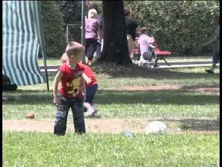 FESTA E FEMIJEVE NE 1 QERSHOR DISA FESTOJNE,TE TJERE NUK KANE FESTE LAJM