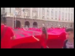 Ora News – Flamuri gjigand kuqezi shpaloset në bulevardin “Dëshmorët e Kombit”