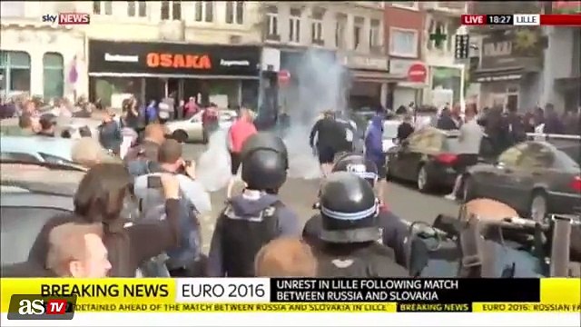 Espeluznante: batalla campal entre hinchas rusos y eslovacos