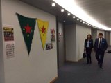 Demirtaş, Avrupa Parlamentosu'nda YPG Bayrakları Altında Poz Verdi