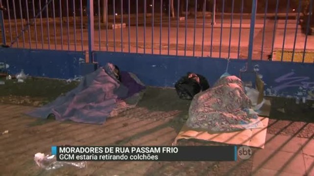 Moradores de rua reclamam que GCM estaria retirando colchões deles