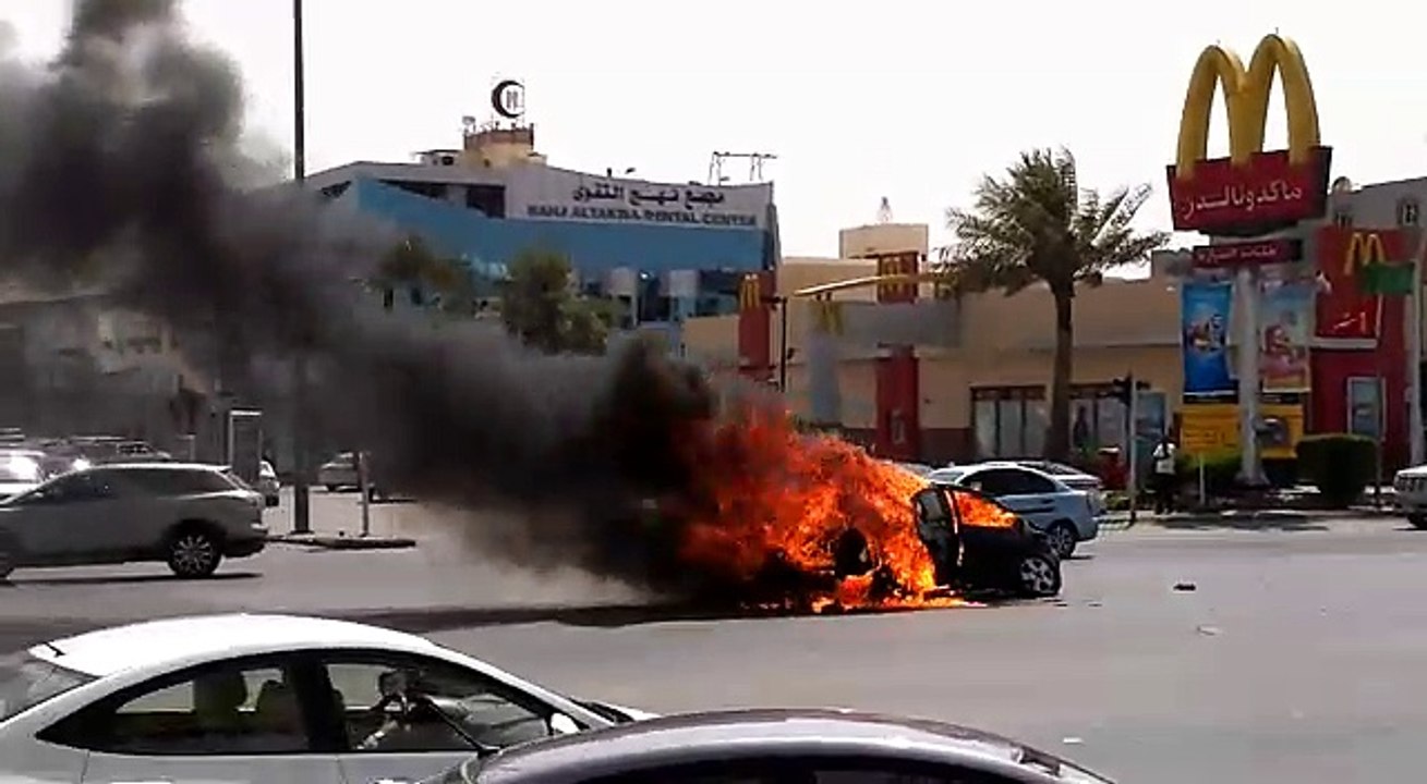سياره تحترق بعد الحادث لاحول ولا قوه الا بالله