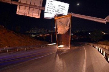 Kamyonun Kasası Asılı Kaldı, Sürücü Olay Yerinden Kupayla Kaçtı