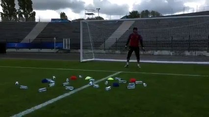 entrainement de Petr Cech avec bouteilles en plastique
