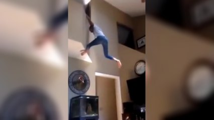 Une fille tombe d'une mezzanine