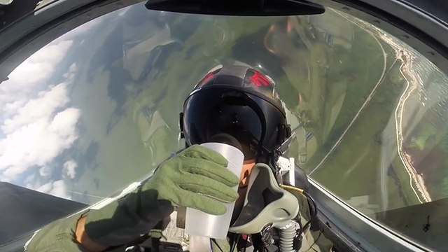 Il se sert un verre d'eau la tête en bas dans son avion de chasse