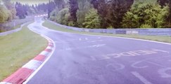 VÍDEO: ¡Corred! La ‘bestia’ de Nürburgring sigue al acecho